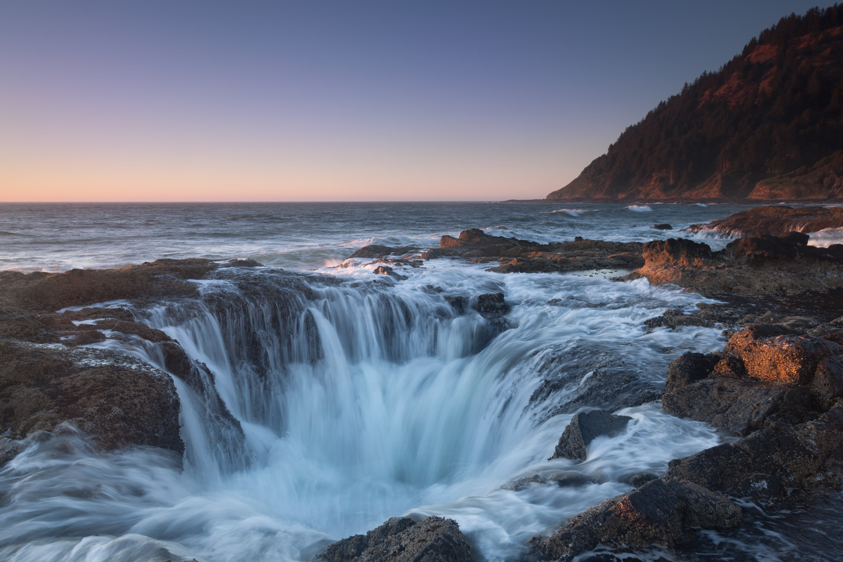 Oregon coast yachats pacific ocean rocky coastline