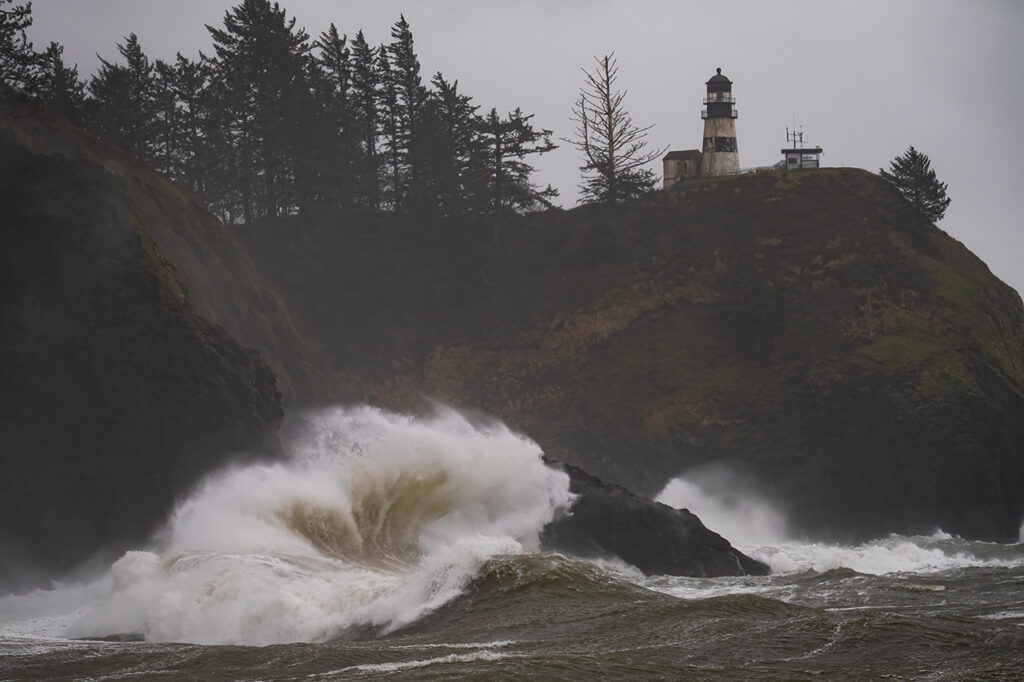 ocean wave at cape disappointment