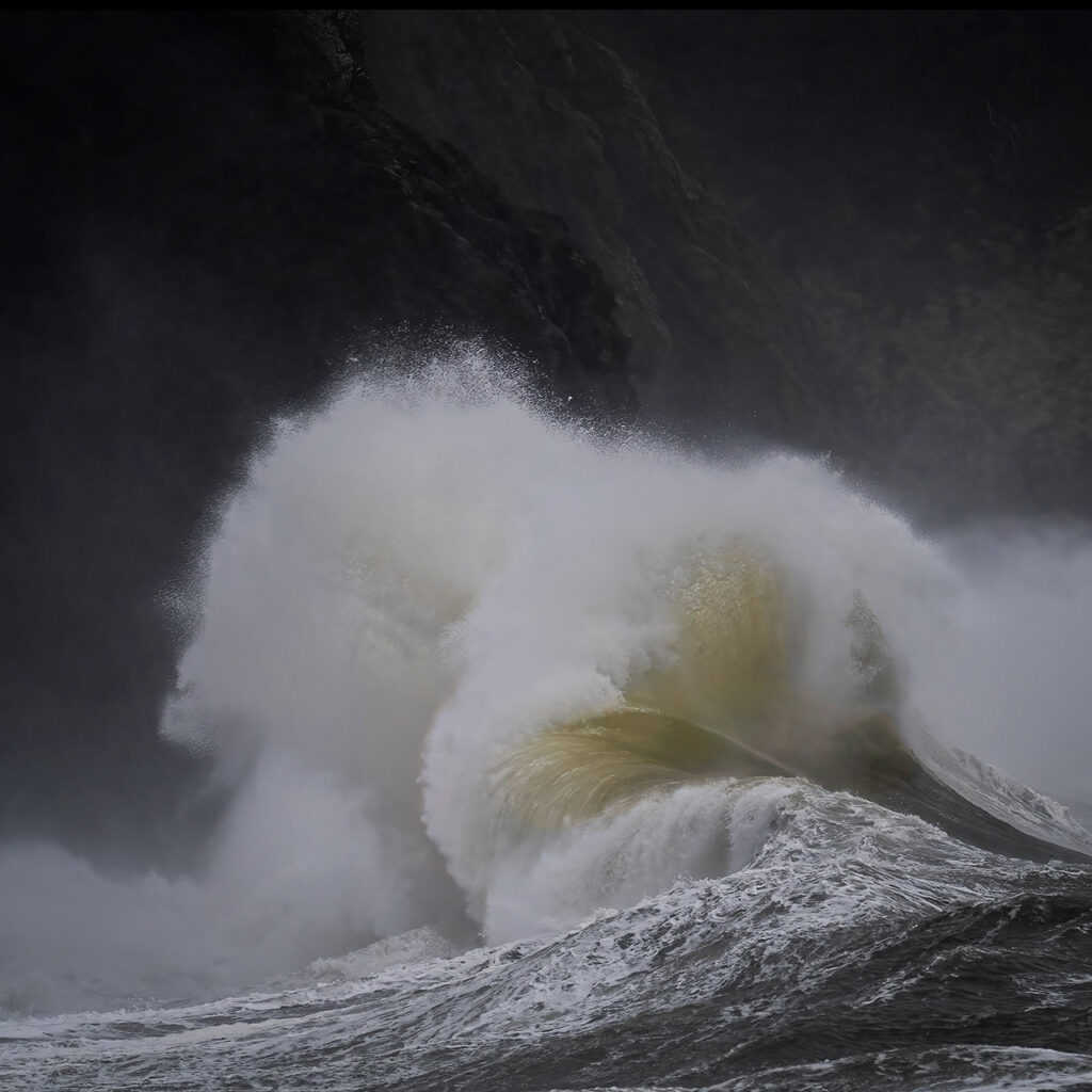 ocean wave at cape disappointment