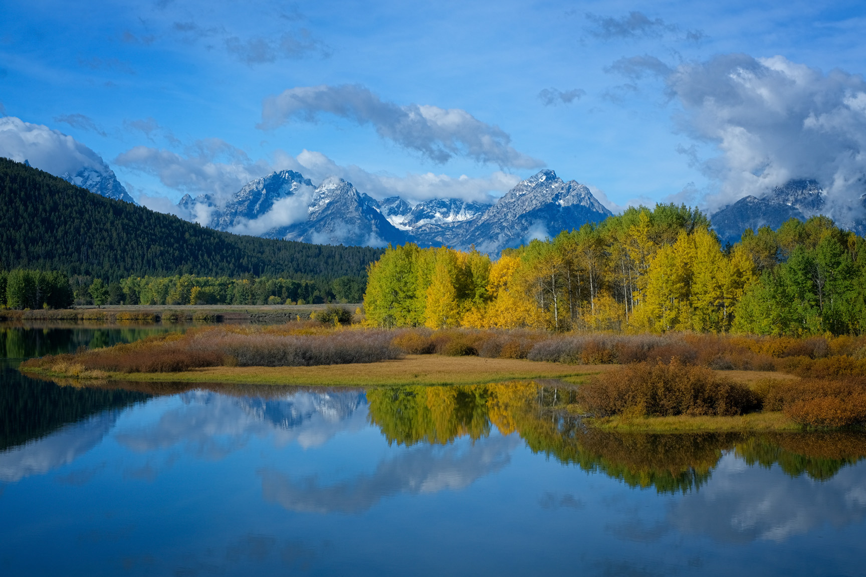 Oxbow Bend and Fall color in Grand Teton National Park