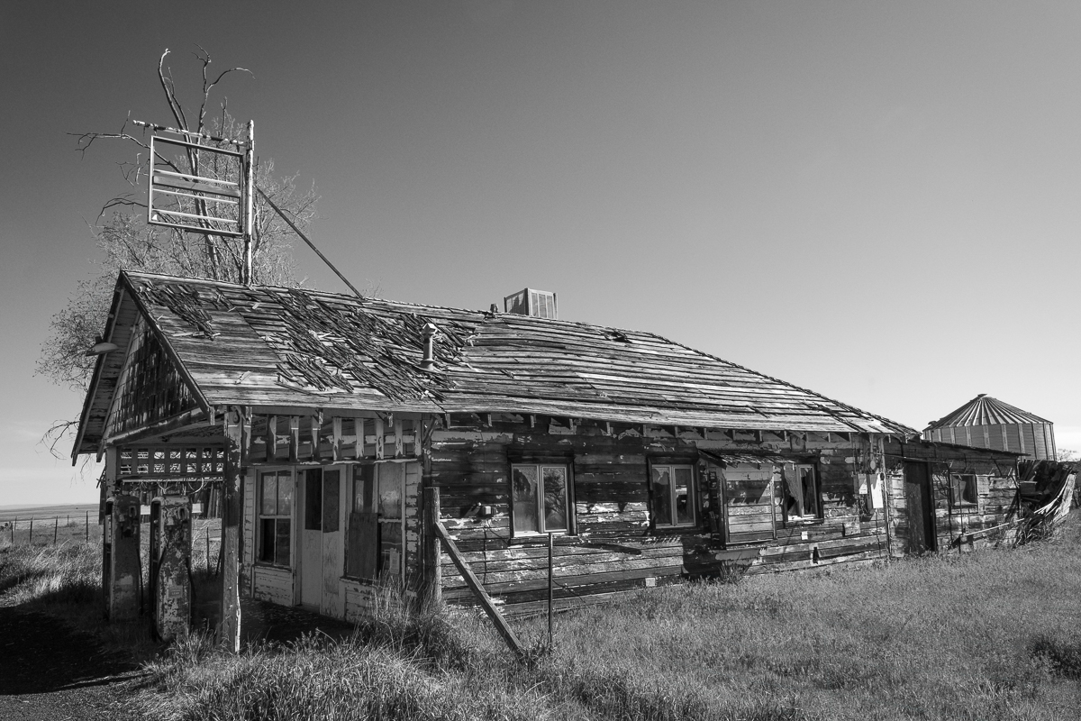 An abandoned gas station in Kent Oregon